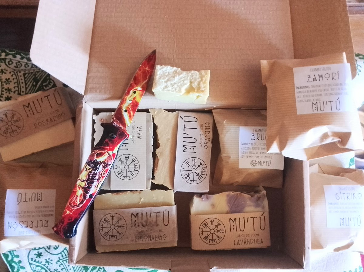 Kuroeve1's tweet photo. ¡Por fin ha llegado mi pedido de @MuTuMalaga
Desde que probé sus productos me he hecho fan. Vamos, que no he vuelto a coger geles, champús  ni jabones industriales
Son productos artesanos, de gran calidad, sin añadidos chungos y sin probar en animales
Os lo recomiendo muchísimo🖤 https://t.co/NXKQV7Sj8U