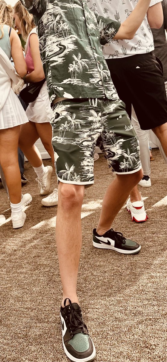 ryanjjacques's tweet photo. @atmos_usa 💯 wear my J 1 low noble greens just like this to finally see Miley Cyrus! @atmos_usa 

Size 9.5 #atmoscollectorsclub  #atmosweb https://t.co/4S8tAPJRpX
