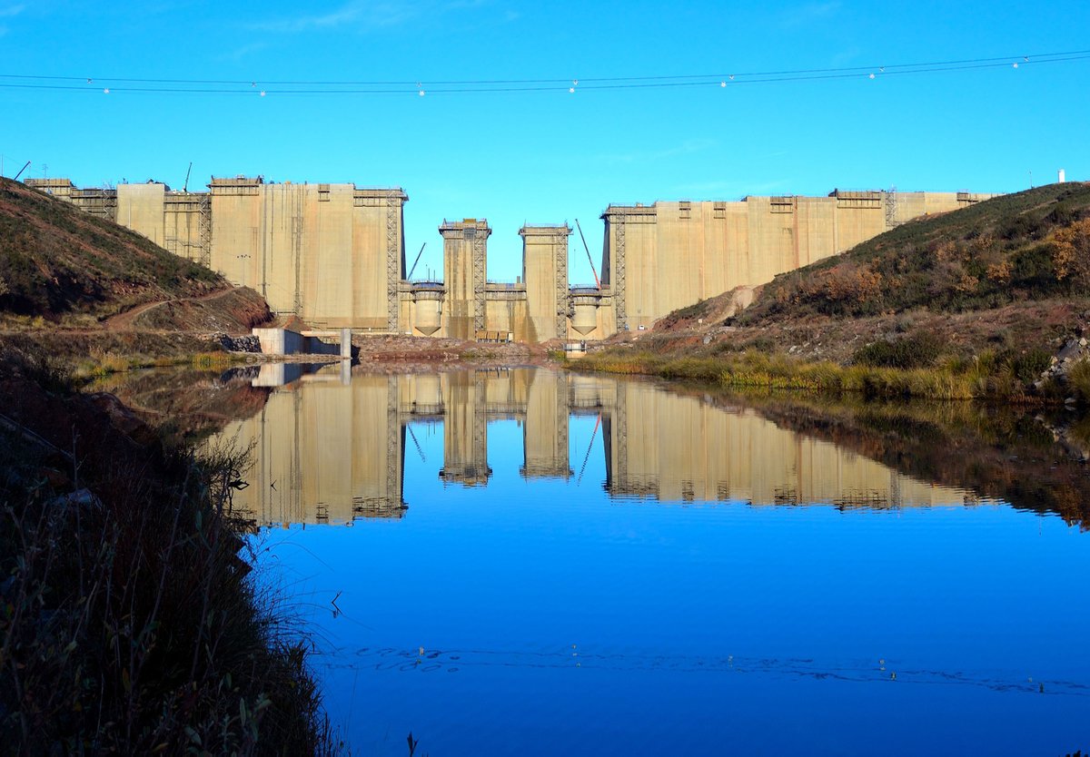 IntecsaInarsa's tweet photo. La importancia de las #infraestructuras de #agua para la gestión de los cada vez más frecuentes episodios de sequía. En la imagen, uno de nuestros proyectos más recientes y emblemáticos, la #presa de Castrovido en #Burgos, cuando aún estaba en proceso de construcción https://t.co/SjiFJquqsR
