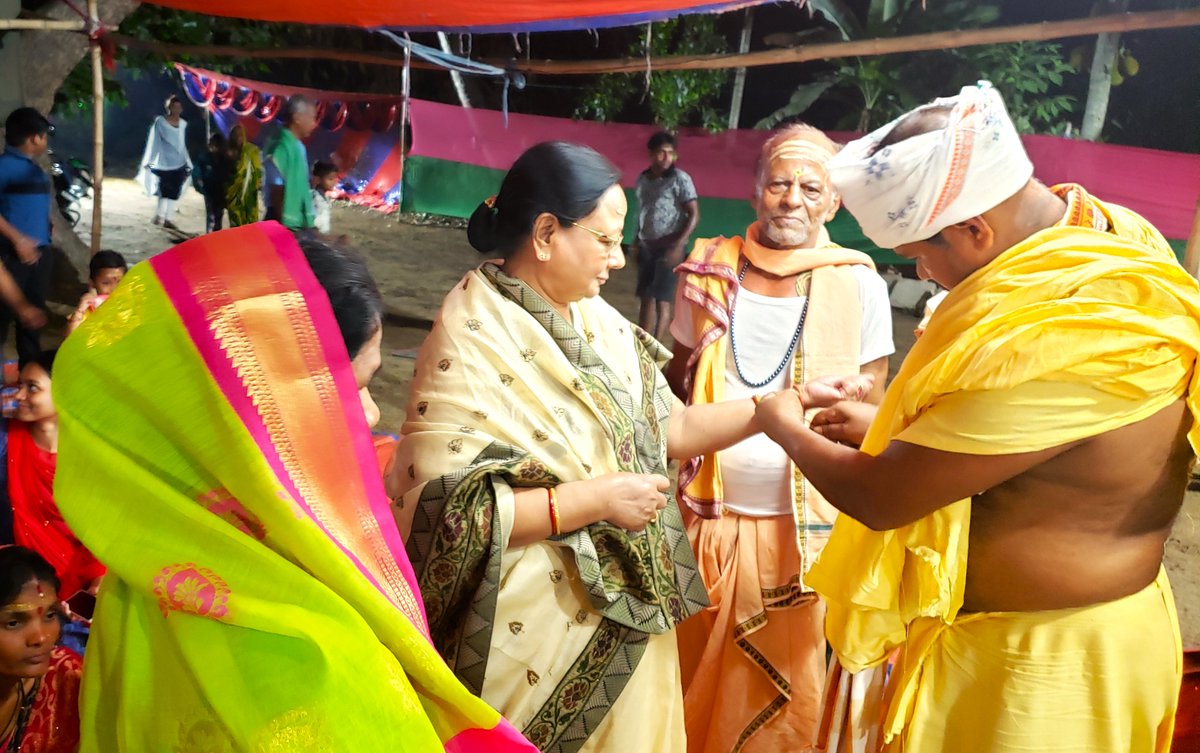 MadhuAgrawalla2's tweet photo. #ପାଟକୁରା ନିର୍ବାଚନ ମଣ୍ଡଳୀ ଅନ୍ତର୍ଗତ #ଡେରାବିଶ ବ୍ଳକର ଇନ୍ଦାଳୋ ଗ୍ରାମପଞ୍ଚାୟତର ଫାଣ୍ଡିବର ଗ୍ରାମରେ ଶ୍ରୀ ଶ୍ରୀ ଆଖଣ୍ଡଳମଣି ପୀଠରେ ଆୟୋଜିତ ବିଶ୍ୱଶାନ୍ତି ମହାଯଜ୍ଞରେ ଯୋଗଦେଇ ପ୍ରଭୁଙ୍କ ଆଶୀର୍ବାଦ ଭିକ୍ଷା କଲି। #Patkura #Derabis #Kendrapara https://t.co/2bmq3efBCR