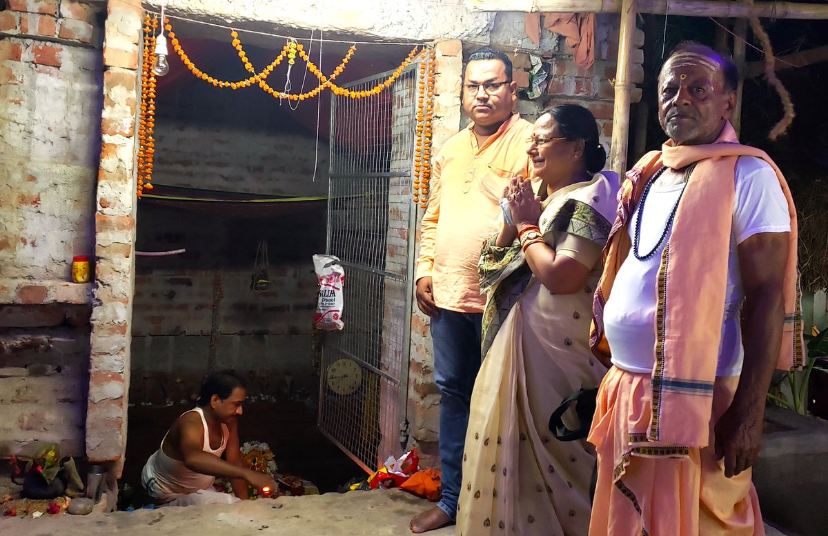 MadhuAgrawalla2's tweet photo. #ପାଟକୁରା ନିର୍ବାଚନ ମଣ୍ଡଳୀ ଅନ୍ତର୍ଗତ #ଡେରାବିଶ ବ୍ଳକର ଇନ୍ଦାଳୋ ଗ୍ରାମପଞ୍ଚାୟତର ଫାଣ୍ଡିବର ଗ୍ରାମରେ ଶ୍ରୀ ଶ୍ରୀ ଆଖଣ୍ଡଳମଣି ପୀଠରେ ଆୟୋଜିତ ବିଶ୍ୱଶାନ୍ତି ମହାଯଜ୍ଞରେ ଯୋଗଦେଇ ପ୍ରଭୁଙ୍କ ଆଶୀର୍ବାଦ ଭିକ୍ଷା କଲି। #Patkura #Derabis #Kendrapara https://t.co/2bmq3efBCR