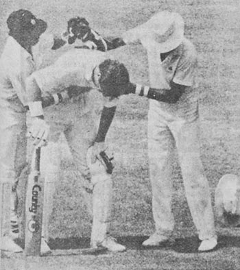 ovshake42's tweet photo. The India-Australia, tied Test of (Chepauk, 1986) featured two ultimate performances of endurance.

Dean Jones made 210 in 8+ hours in excruciating heat. He urinated, vomited, was dehydrated, lost weight, and had to be hospitalised after the effort.

That is well-known.
+ https://t.co/comAQ6DYSZ