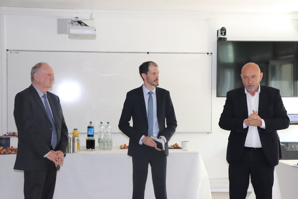 Philippe_Auge's tweet photo. Félicitations aux étudiantes et étudiantes de l'IPAG pour leur réussite aux concours @dgfip_officiel après leur formation #PrepaTalents #Egalitédeschances
C'était un plaisir de les rencontrer avec Laurent Guillon, Directeur dép. des finances publiques de l’Hérault & @nmarty_mtp https://t.co/dFaFdaliD3