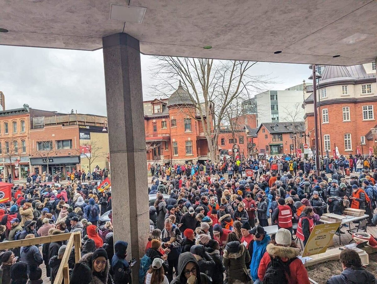 The scene this morning in Gatineau. We're with you <a href="/psac_afpc/">PSAC-AFPC</a>! ✊🏾✊🏻✊🏼
