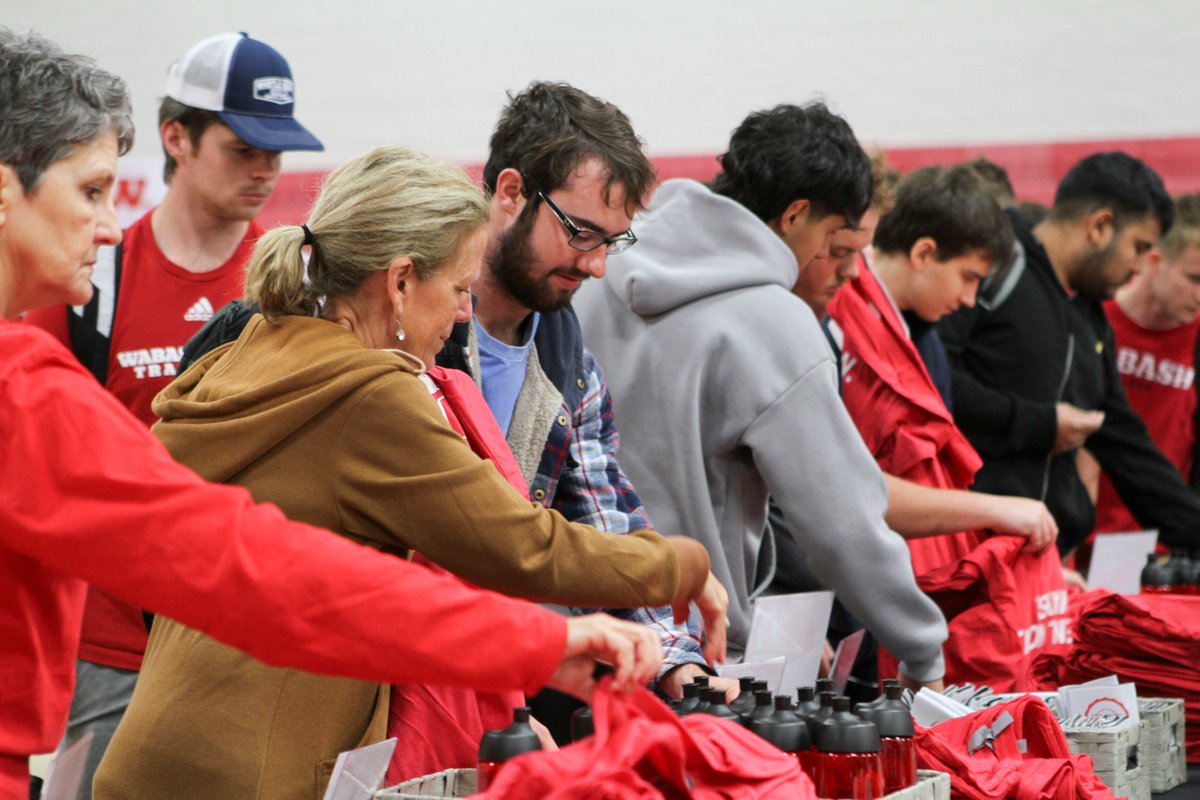WabashCollege's tweet photo. Hole-in-one, tug of war, AND pie a professor in the face??? What a fun way to celebrate Wabash's 10th Day of Giving! #AlwaysWabash 
https://t.co/RFayj0sEjs https://t.co/DYjRZY3Qrp