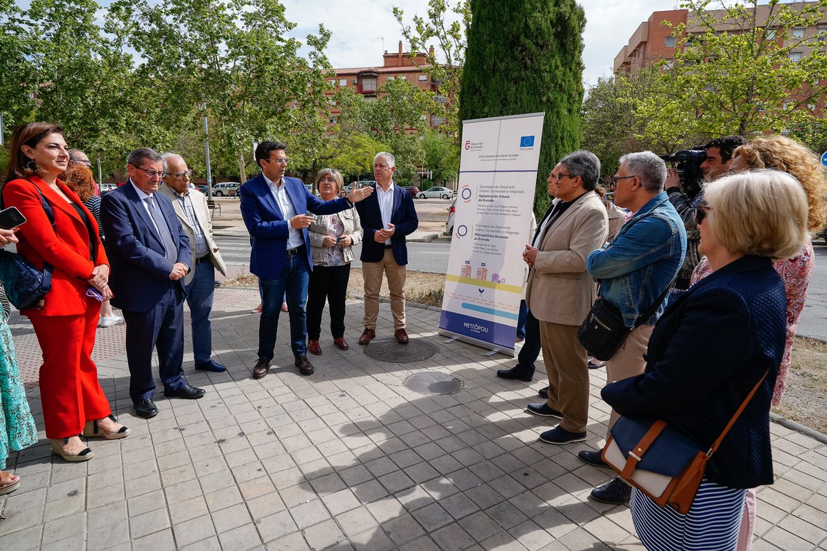PacoCuenca's tweet photo. Visitamos la actuación llevada a cabo en Joaquina Eguaras y Tete Montoliu, en #DistritoBeiro
👉🏻Con una inversión de 280.947,94 euros, esta actuación @GRmetropoli ha renovado el alumbrado, realizado mejoras de mobiliario y accesibilidad en y renovado la canalización de aguas. https://t.co/srDaGQiM7o