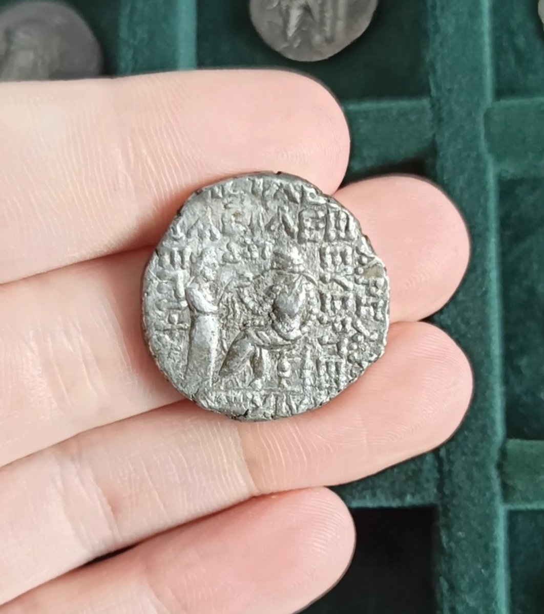 Argyrion51's tweet photo. This tet' of Vologases I is pretty rough. So, it introduce one weird thing. Do you see ? King have frontal bust and head turned right !
#numismatics #parthia #greekcoin #anticcoin #antic #persia https://t.co/eUNGmRu7WE