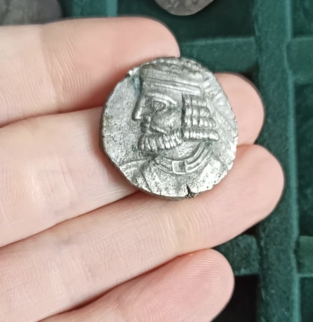 Argyrion51's tweet photo. This tet' of Vologases I is pretty rough. So, it introduce one weird thing. Do you see ? King have frontal bust and head turned right !
#numismatics #parthia #greekcoin #anticcoin #antic #persia https://t.co/eUNGmRu7WE