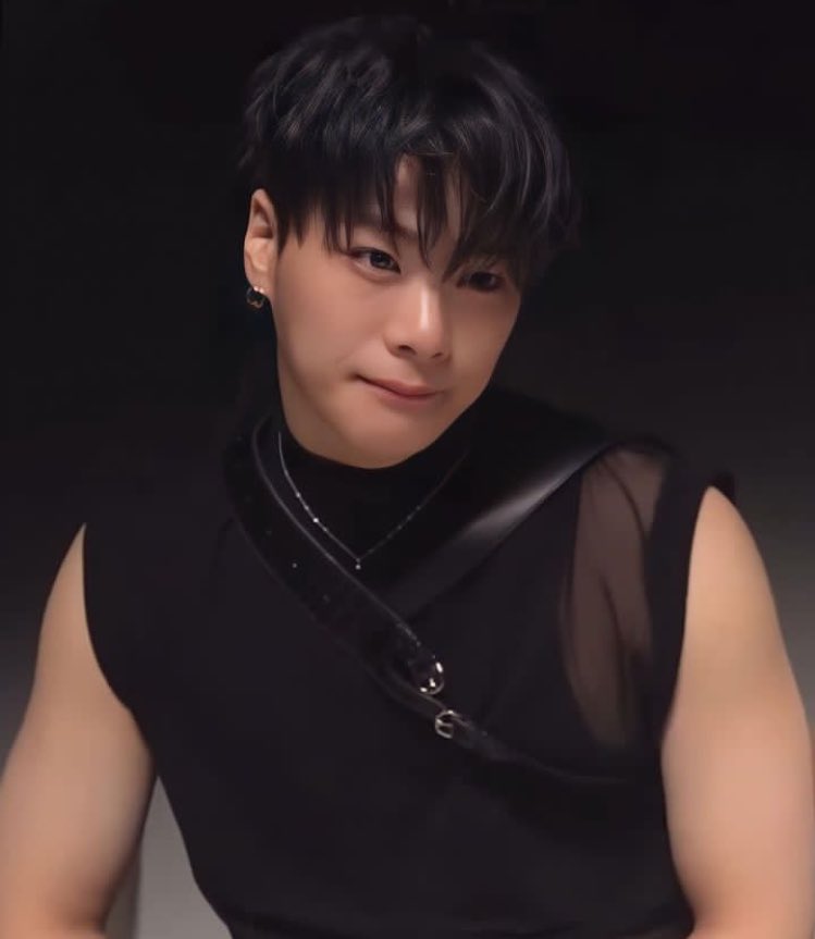 hourlychaeunwoo's tweet photo. You know the saddest part of being a fan? Our idols save us from depression and negative thoughts but we fail on saving them from the monsters attacking them. I'm sad but the only thing I can only do right now was pray for him. 

Rest in peace my Angel Moon Bin :(( https://t.co/nHuex1TuN5