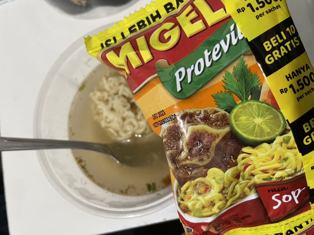aiSARYay's tweet photo. Ini mie gelas, ngingetin gimana dl almarhum nyokap suka banget makan ini..dia yg memang porsi makannya ga banyak..ini jadi alternative buat ganjal perut..
Kangen mama https://t.co/Gv2RarmOJp