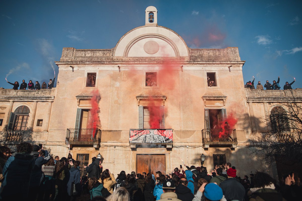 Avui al matí han desallotjat La Gaietana!

Volem fer algunes reflexions, encara amb el cor encès, després de la lluita i determinació de la  #ResistènciaOberta ❤️‍🔥

Sabíem que al que ens enfrontàvem era un atac més contra la nostra gent. I això ens donava força.

🧵👇