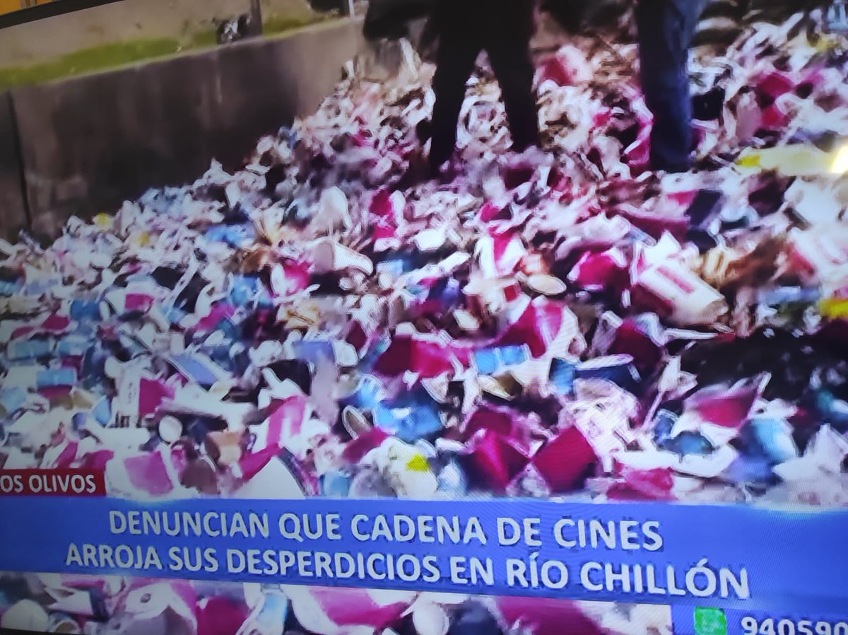criticademonica's tweet photo. El libre mercado de las exhibidoras. Pero muchos seguirán yendo a esa cadena que le importa un rábano la salud y el cuidado del ambiente. #Cineplanet https://t.co/RK5unCsHuv