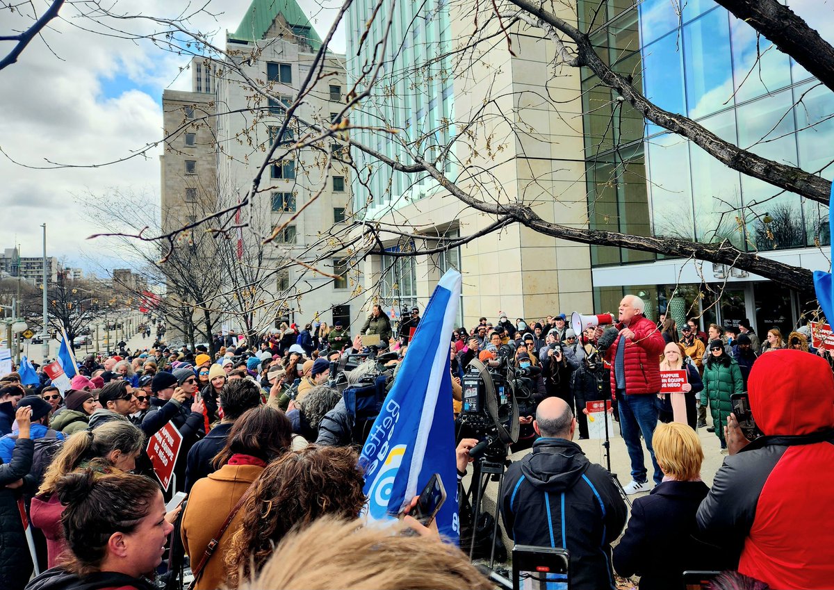 FredHahnCUPE's tweet photo. Proud to picket with @psac_afpc members in #Ottawa today - huge crowds and strong #Solidarity - @CUPEOntario @cupenat is with you !!!! #Canpoli https://t.co/ZZ3BIZ3e49