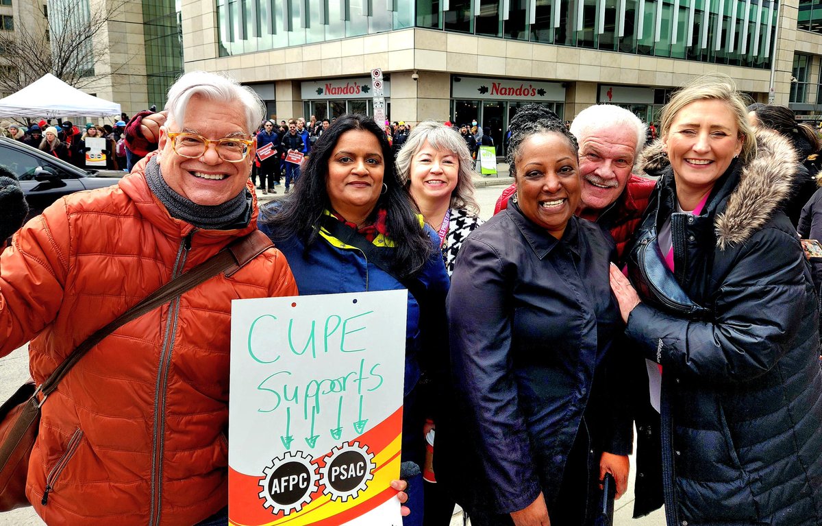 FredHahnCUPE's tweet photo. Proud to picket with @psac_afpc members in #Ottawa today - huge crowds and strong #Solidarity - @CUPEOntario @cupenat is with you !!!! #Canpoli https://t.co/ZZ3BIZ3e49