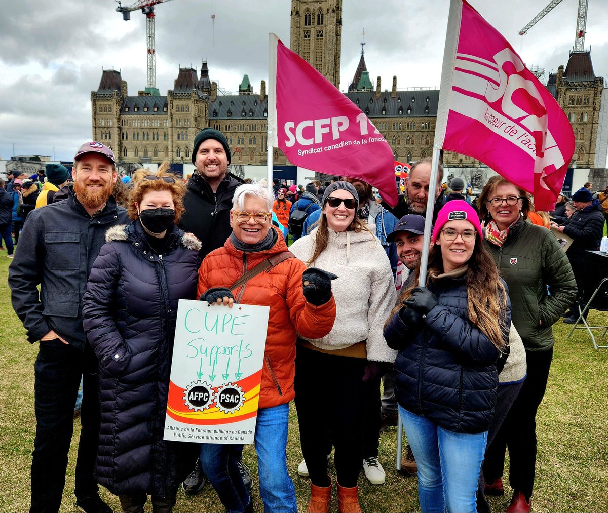 FredHahnCUPE's tweet photo. Proud to picket with @psac_afpc members in #Ottawa today - huge crowds and strong #Solidarity - @CUPEOntario @cupenat is with you !!!! #Canpoli https://t.co/ZZ3BIZ3e49