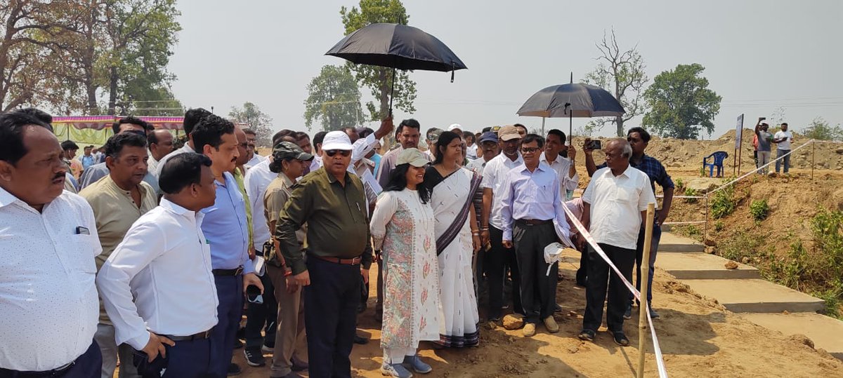 NandighoshaTV's tweet photo. ବଲାଙ୍ଗୀରରେ ବିକାଶର ନୂଆଯୁଗ । ସାମଗ୍ରୀକ ଉନ୍ନତି ପାଇଁ ଚାଲିଛି ଏକାଧିକ ପ୍ରକଳ୍ପ । ଗ୍ରାଉଣ୍ଡରେ ଜଳସଂପଦ ମନ୍ତ୍ରୀଙ୍କ ସହ ବିକାଶ କାର୍ଯ୍ୟର ସମୀକ୍ଷା କରିଛନ୍ତି ଉନ୍ନୟନ ସଚିବ ।
#Odisha #Bolangir #TukuniSahu #DevelopmentSecretary #NandighoshaTV https://t.co/tio8y5f438