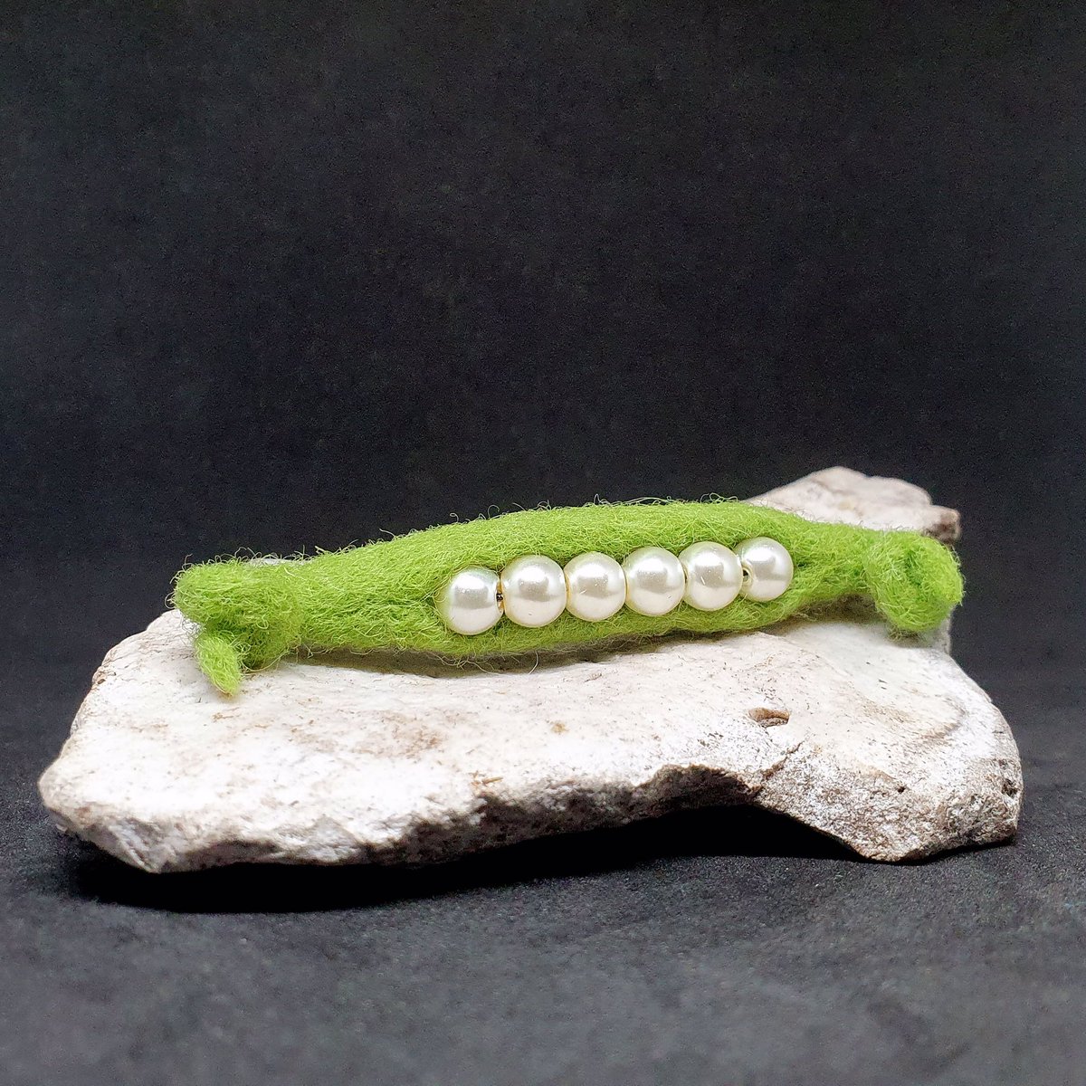 NWFelts's tweet photo. I’ve been ‘growing’ some veg and have a pearly peapod brooch back in stock! 

#needlefeltedveg #wearableart #peapod #peapodbrooch #handmade #madeindevon #peasinapod #etsy #etsygifts 

More details and pictures here ⬇️
￼
https://t.co/ZnSvsTSaSc https://t.co/WY68sybdMu