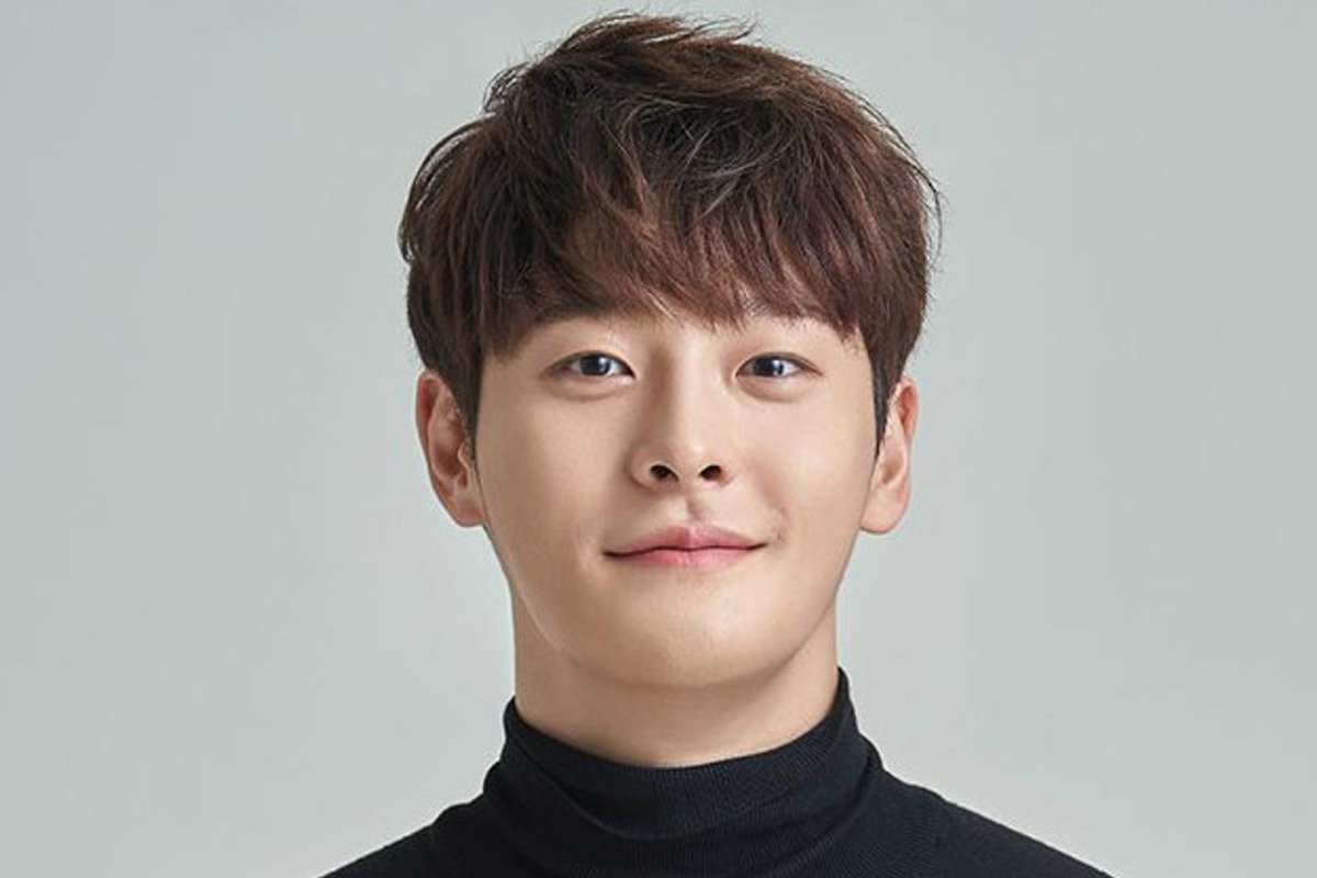 chennloveshim's tweet photo. Two from Fantiago entertainment! 
MY HEART WILL NEVER FORGET THEM!!!!!!!!!!!!!!! 
NO!!! this is so sad and..........
they are suffering but still smiling.
#RIP #MOONBIN #CHAINHA #ASTRO #AROHA https://t.co/jNYIj1TQFu