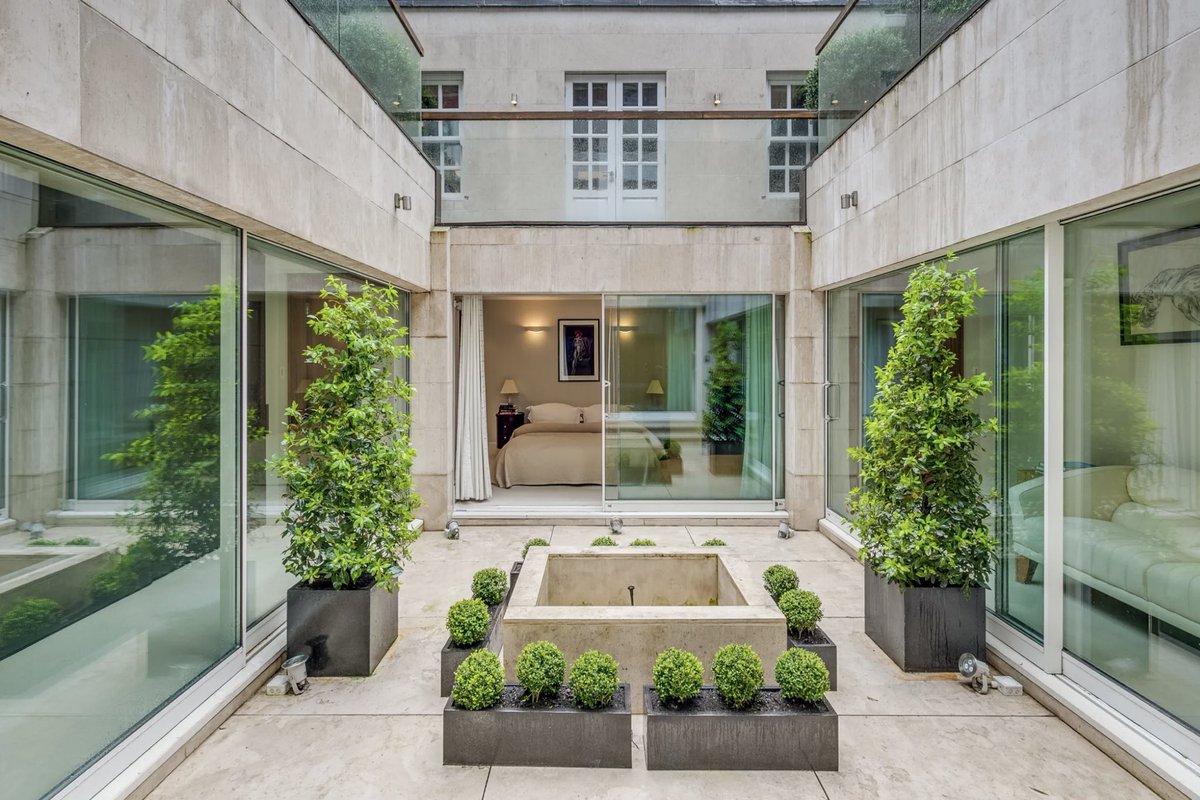 onemovegroup's tweet photo. This spectacular three-bedroom duplex apartment is ideally situated in the epicenter of #Mayfair. Discreetly located on this idyllic mews, the property is finished to exacting detail providing a feeling of subtle opulence and contemporary flare. https://t.co/3AP3m4Dx77