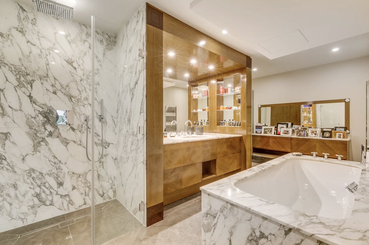 onemovegroup's tweet photo. This spectacular three-bedroom duplex apartment is ideally situated in the epicenter of #Mayfair. Discreetly located on this idyllic mews, the property is finished to exacting detail providing a feeling of subtle opulence and contemporary flare. https://t.co/3AP3m4Dx77