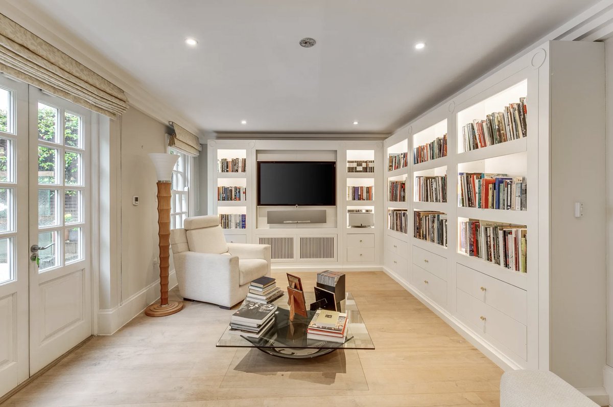 onemovegroup's tweet photo. This spectacular three-bedroom duplex apartment is ideally situated in the epicenter of #Mayfair. Discreetly located on this idyllic mews, the property is finished to exacting detail providing a feeling of subtle opulence and contemporary flare. https://t.co/3AP3m4Dx77