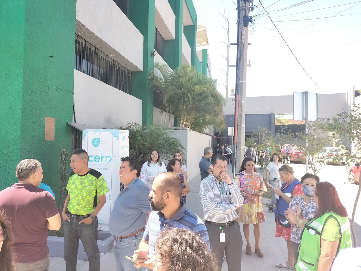 Luzjipi's tweet photo. En estos momentos, macrosimulacro en la SEMADET Jalisco. https://t.co/E1wD4U85Va