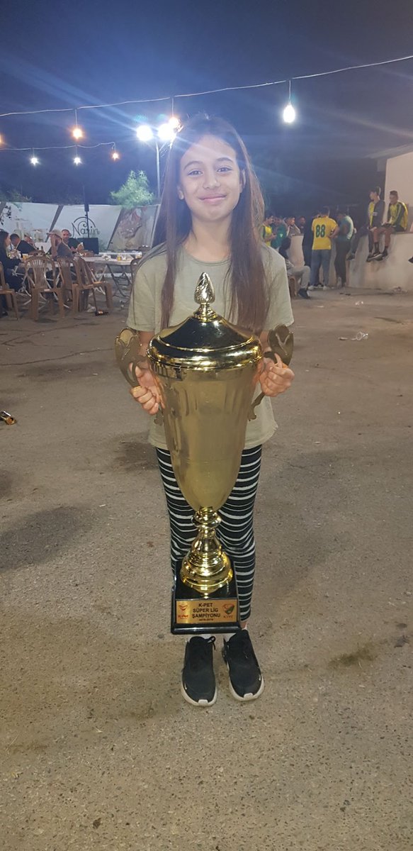 enverkarakaya's tweet photo. Bak babam 4 sene üst üste şampiyon oldu Mağusa Türk Gücü'müz, 3cü yıldızı taktık formamıza. 

Koral amcan ve futbolcu abilerin biraz önce sahada kaldırdıkları kupayı aldığı gibi size geldiler. 

Madalyalarını kendi boyunlarına değil, tek tek sizin mezarlarınıza taktılar. 

Seninle her şampiyonlukta çektiğimiz kupalı fotoğrafı bu sefer çekemedik babam ama merak etme kazandığımız her kupayı sana getireceğim ve beraber sayacağız şampiyonluklarımızı ve yıldızlarımızı...

💛💚
#isiaskatilleritektek
#isiasortakdavamız
