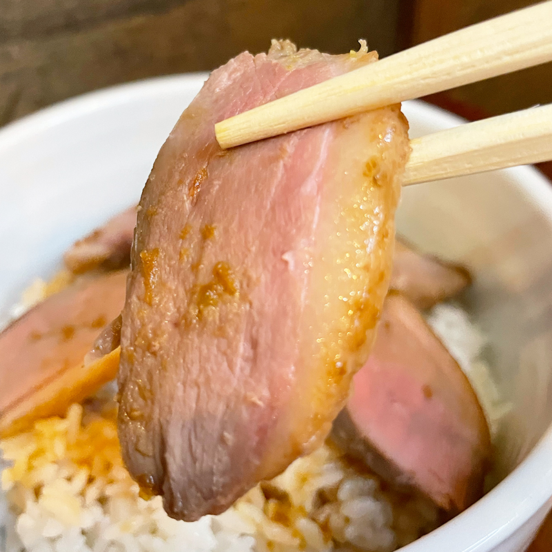 Craving a nutritious and delicious meal? Try our Roasted Duck Bowl! Slow-roasted duck meat served over rice provides essential vitamins B1, B2, and iron. A mouth-watering and satisfying meal that's not to be missed! #DuckBowl #HealthyEating #NutritiousMeal #Foodie #Delicious