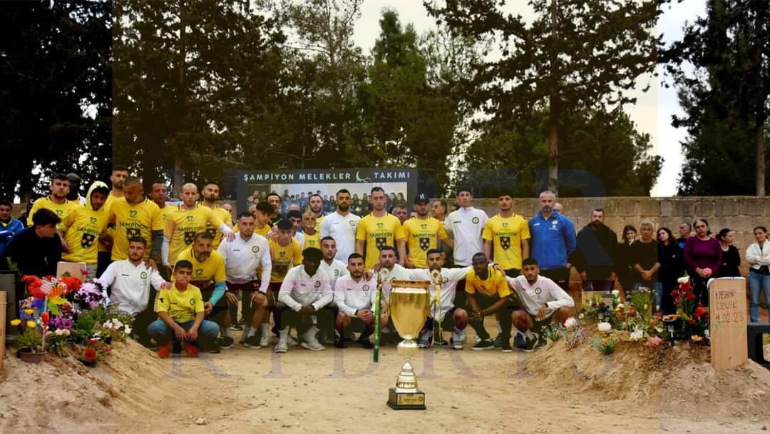 Bak babam 4 sene üst üste şampiyon oldu Mağusa Türk Gücü'müz, 3cü yıldızı taktık formamıza. 

Koral amcan ve futbolcu abilerin biraz önce sahada kaldırdıkları kupayı aldığı gibi size geldiler. 

Madalyalarını kendi boyunlarına değil, tek tek sizin mezarlarınıza taktılar.