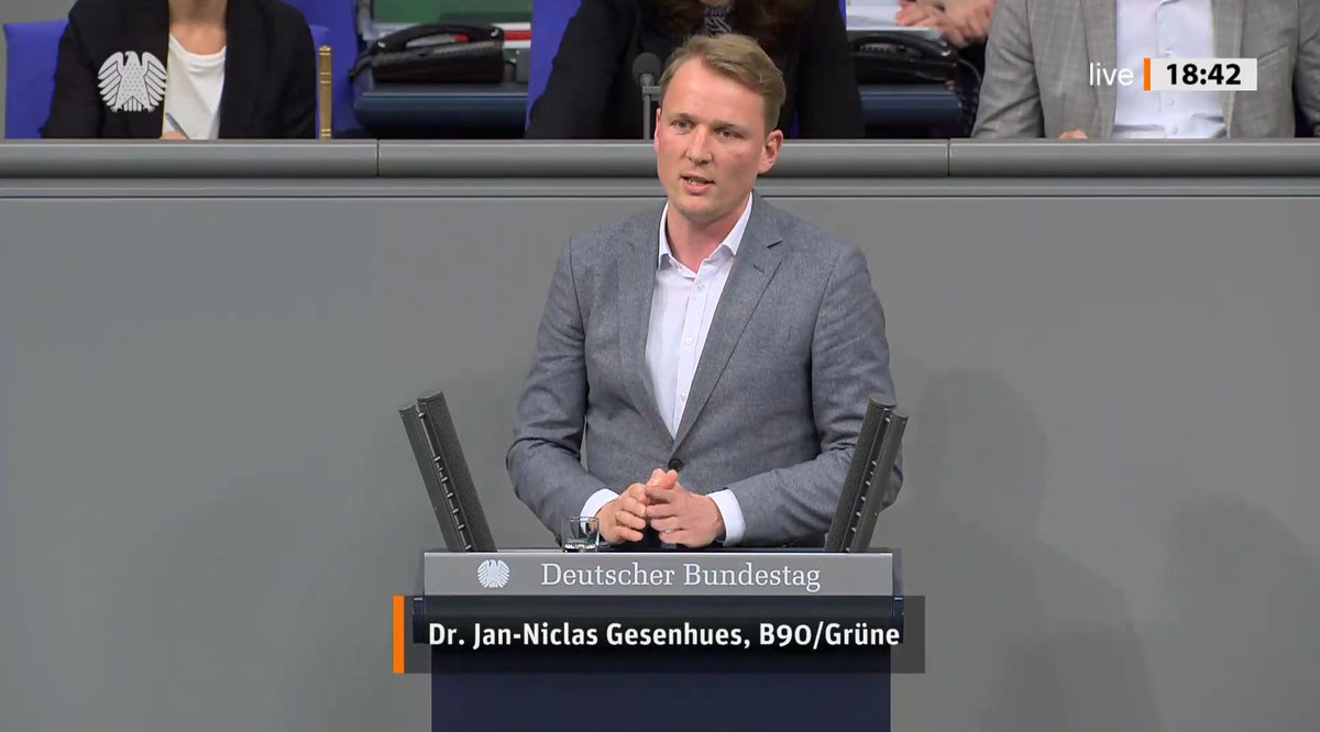 GrueneBundestag's tweet photo. Unsere wichtigsten Verbündeten, um uns vor Dürrezeiten zu wappnen, sind natürliche Ökosysteme, weil sie große Mengen Wasser speichern &amp; bei Extremwettereignissen als Schutzschild wirken.
Das wichtigste Instrument dafür: das Aktionsprogramm Natürlicher Klimaschutz.
– @JN_Gesenhues https://t.co/uHCPW3xqMV