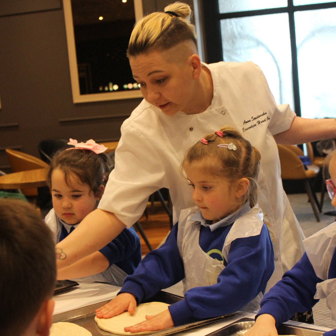 Claregalway_H's tweet photo. We are delighted to welcome amazing children from the Claregalway National School. We hope these budding chefs enjoyed the pizza making session at Claregalway Hotel.
#ClaregalwayHotel #FáilteIreland #Fáiltetourism #IHF #IrishHotelsFederation #chef #buddingchefs #pizza https://t.co/uIbpqPSeh1