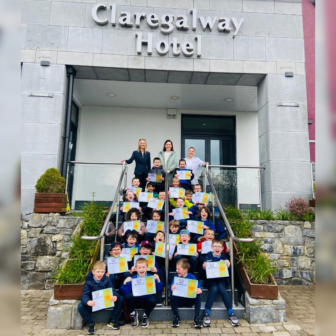 Claregalway_H's tweet photo. We are delighted to welcome amazing children from the Claregalway National School. We hope these budding chefs enjoyed the pizza making session at Claregalway Hotel.
#ClaregalwayHotel #FáilteIreland #Fáiltetourism #IHF #IrishHotelsFederation #chef #buddingchefs #pizza https://t.co/uIbpqPSeh1