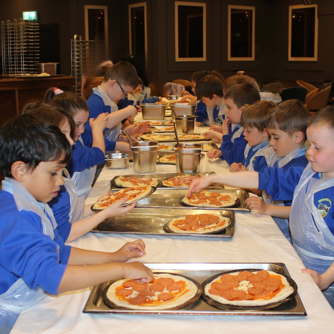Claregalway_H's tweet photo. We are delighted to welcome amazing children from the Claregalway National School. We hope these budding chefs enjoyed the pizza making session at Claregalway Hotel.
#ClaregalwayHotel #FáilteIreland #Fáiltetourism #IHF #IrishHotelsFederation #chef #buddingchefs #pizza https://t.co/uIbpqPSeh1