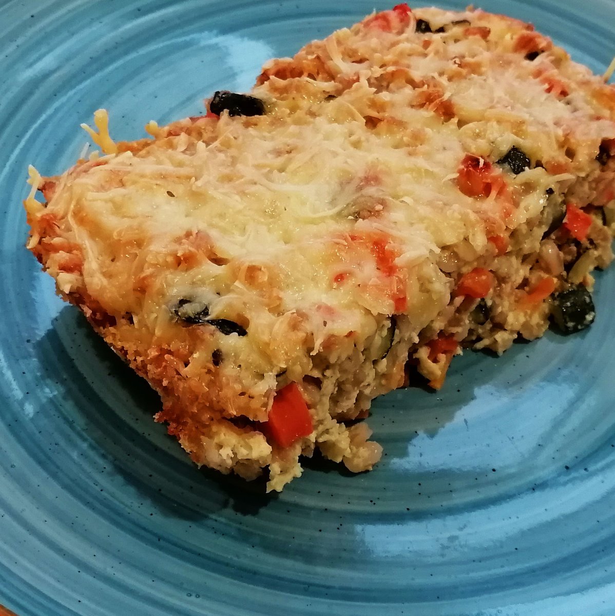 MikeKocht's tweet photo. Wieder einmal #Auflauf im #Twooking
#Dinkelreis ist die perfekt Basis, #Karotten und #Zucchini als Gemüse dabei.
#Sauerrahm (#Schmand) und #Ei sorgen für Bindung.
#Käse drauf ist die perfekte Ergänzung
https://t.co/C28ek2pUXs https://t.co/dQRPJ1L1uf