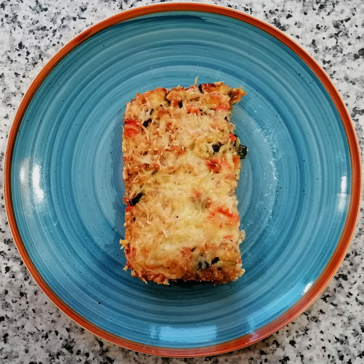 MikeKocht's tweet photo. Wieder einmal #Auflauf im #Twooking
#Dinkelreis ist die perfekt Basis, #Karotten und #Zucchini als Gemüse dabei.
#Sauerrahm (#Schmand) und #Ei sorgen für Bindung.
#Käse drauf ist die perfekte Ergänzung
https://t.co/C28ek2pUXs https://t.co/dQRPJ1L1uf
