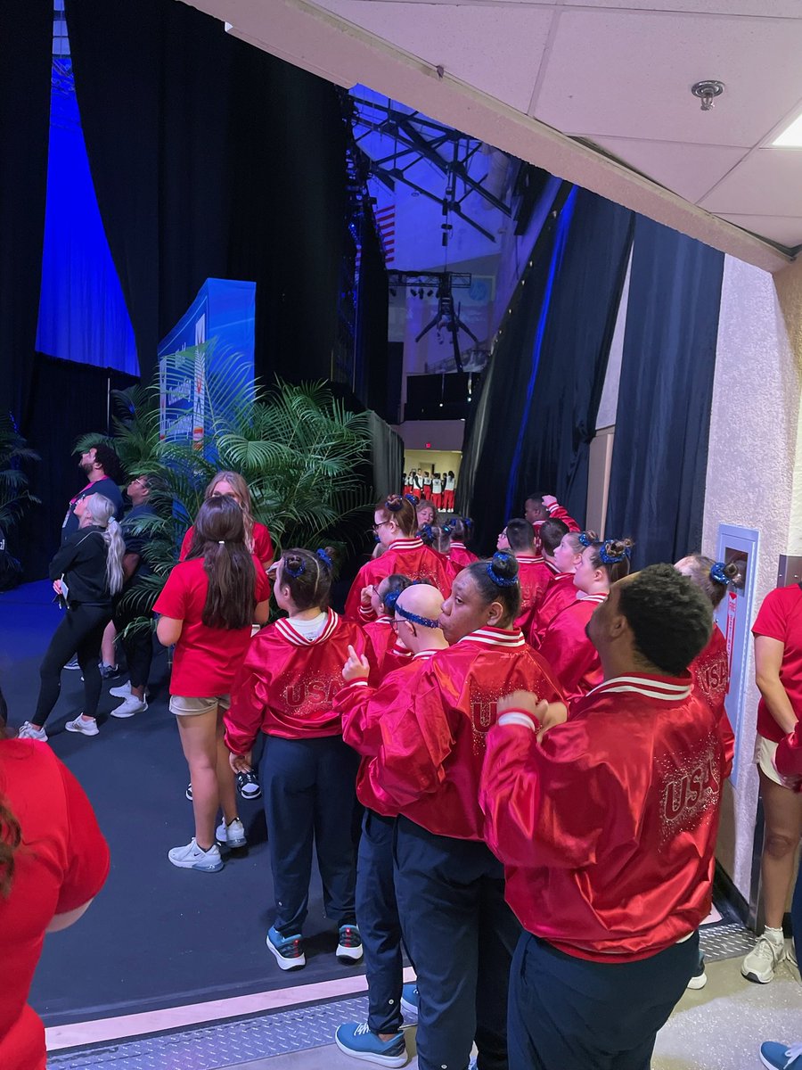 They have taken thei official photo and are backstage ready tontake the floor.