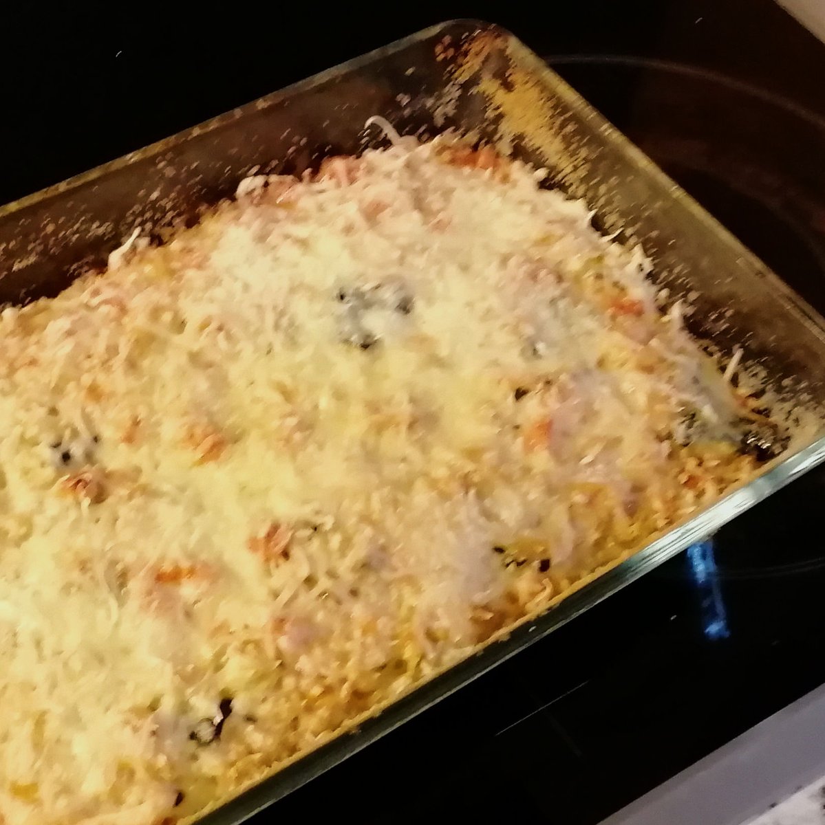MikeKocht's tweet photo. Wieder einmal #Auflauf im #Twooking
#Dinkelreis ist die perfekt Basis, #Karotten und #Zucchini als Gemüse dabei.
#Sauerrahm (#Schmand) und #Ei sorgen für Bindung.
#Käse drauf ist die perfekte Ergänzung
https://t.co/C28ek2pUXs https://t.co/dQRPJ1L1uf