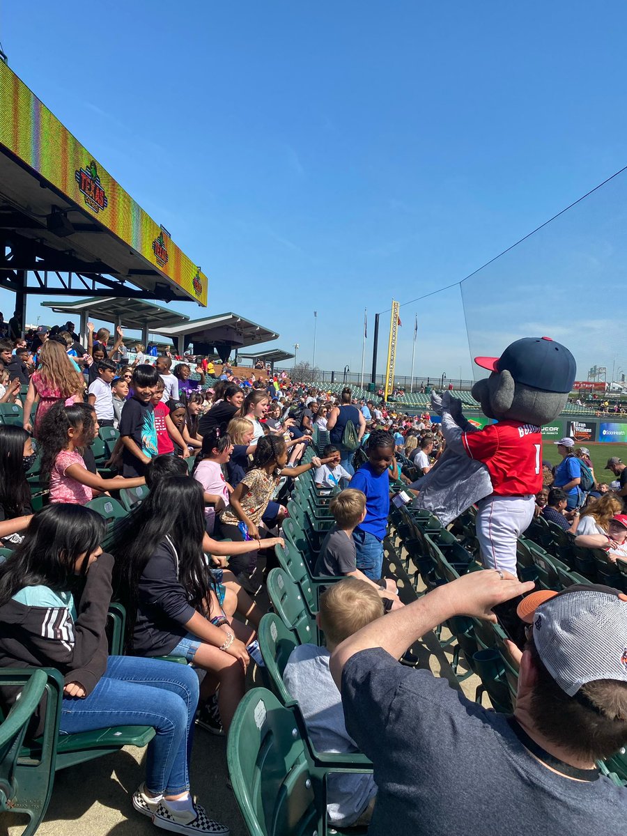 MrsWeaverJCPS's tweet photo. Spent a fun day at The Louisville Bats Game ⚾️ @JCPSKY @MLEmustangs @LouisvilleBats https://t.co/tJjGG6C12r