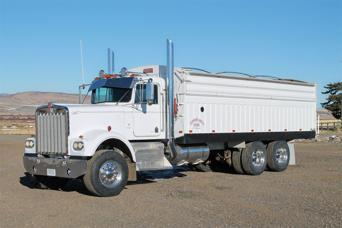 TractorZoom's tweet photo. Get a load of this fleet of old-skool cool spud trucks from Montana! Every one of 'em has a B-Model CAT, twin stacks, a 13/15-speed, and a 20'+ walking floor potato bed! Bet they've got a nice bark to 'em, too! Get a better look here: https://t.co/wEzHlp6Smc
#tenwheelwednesday https://t.co/1f6uvt2hXR