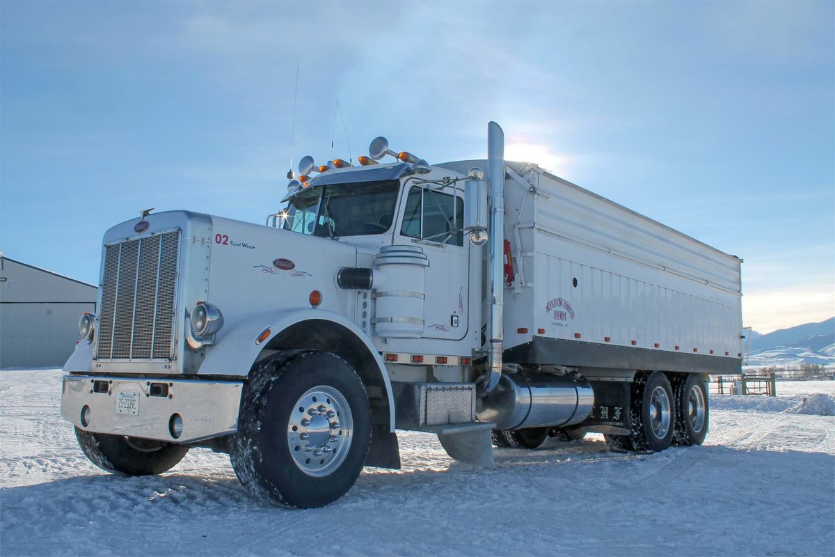 TractorZoom's tweet photo. Get a load of this fleet of old-skool cool spud trucks from Montana! Every one of 'em has a B-Model CAT, twin stacks, a 13/15-speed, and a 20'+ walking floor potato bed! Bet they've got a nice bark to 'em, too! Get a better look here: https://t.co/wEzHlp6Smc
#tenwheelwednesday https://t.co/1f6uvt2hXR