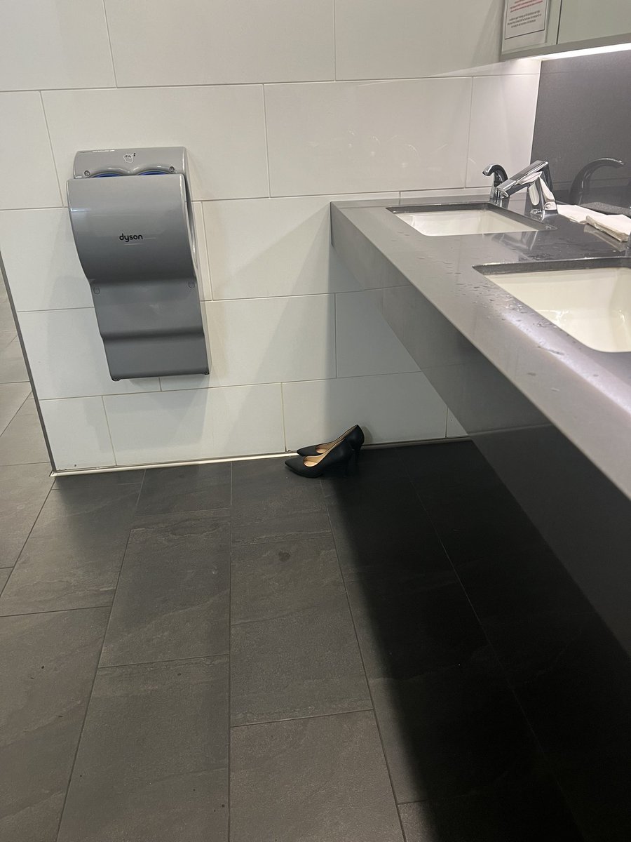 krussel's tweet photo. Gotta love @HIMSS ... someone clearly just gave up on the heels! #Day2 #FeetKillingMe https://t.co/cDXp1WlsP7