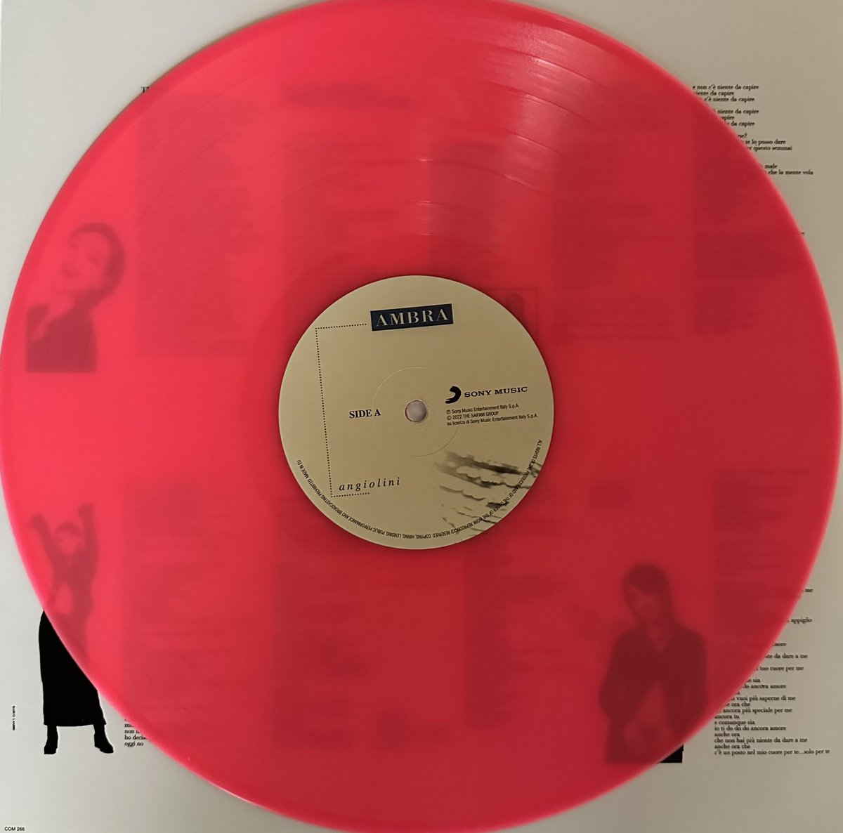 loro_paolo's tweet photo. La bellezza del #vinile #Angiolini 
Nel 1996 usciva in cd. 
Ora lo celebriamo. 
Per chi c’era nella #GenerazioneX sono canzoni ancora ben impresse nella memoria. #AmbraAngiolini https://t.co/znI3ySCNJW