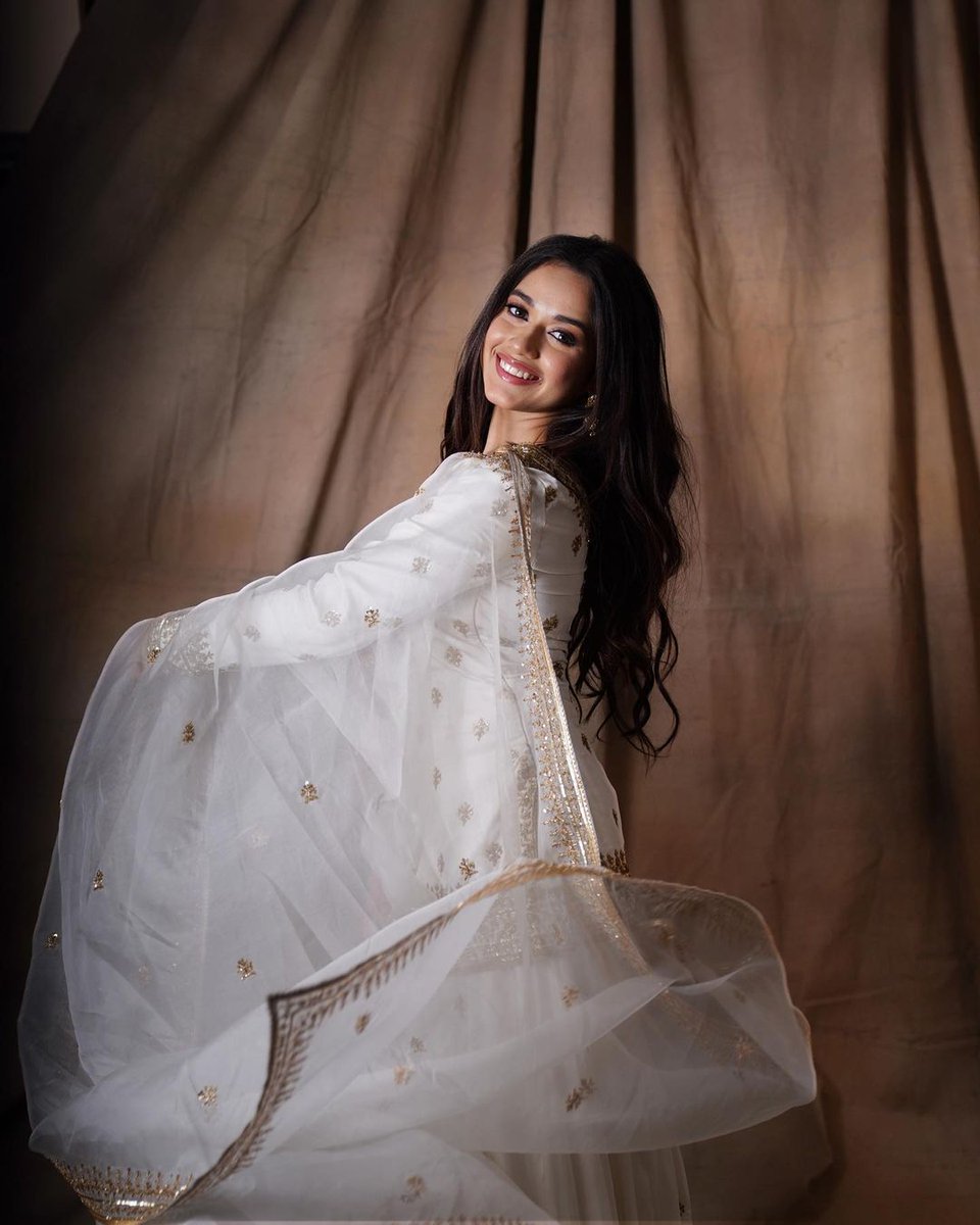 GossipsInsight's tweet photo. #JannatZubair looks sexy in this white suit 🤍
.
.
.
.
##jannatzubair #jannatzubairfans #GossipsInsight https://t.co/Q4DlG1VzbM