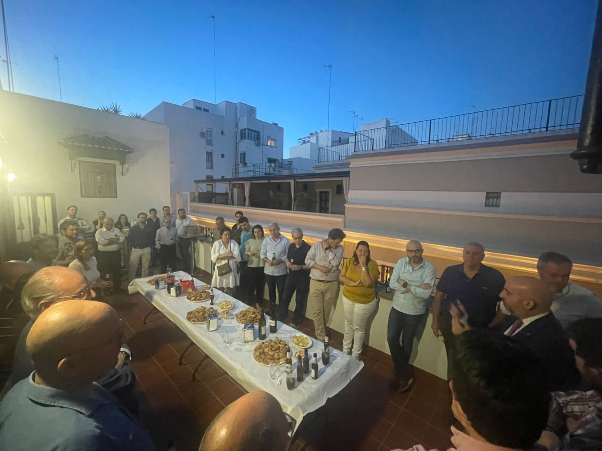 Hdad_Calvario's tweet photo. CONVIVENCIA COLABORADORES COFRADÍA |
Anoche tuvo lugar la tradicional convivencia con todas las personas que han colaborado este año en la organización de la Cofradía. https://t.co/YLCqtt6me6