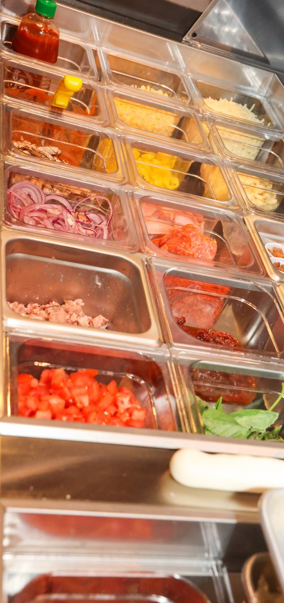 SmokinOak_GJ's tweet photo. So many fresh toppings! 🍅🥓🧅

We hand chop our vegetables throughout the day, roast our meats in the wood-ﬁred oven, make our own sauces in-house and, of course, make our own dough.

#funfact #freshtoppings #smokinoakwoodfiredpizza https://t.co/WtXiKIYa07