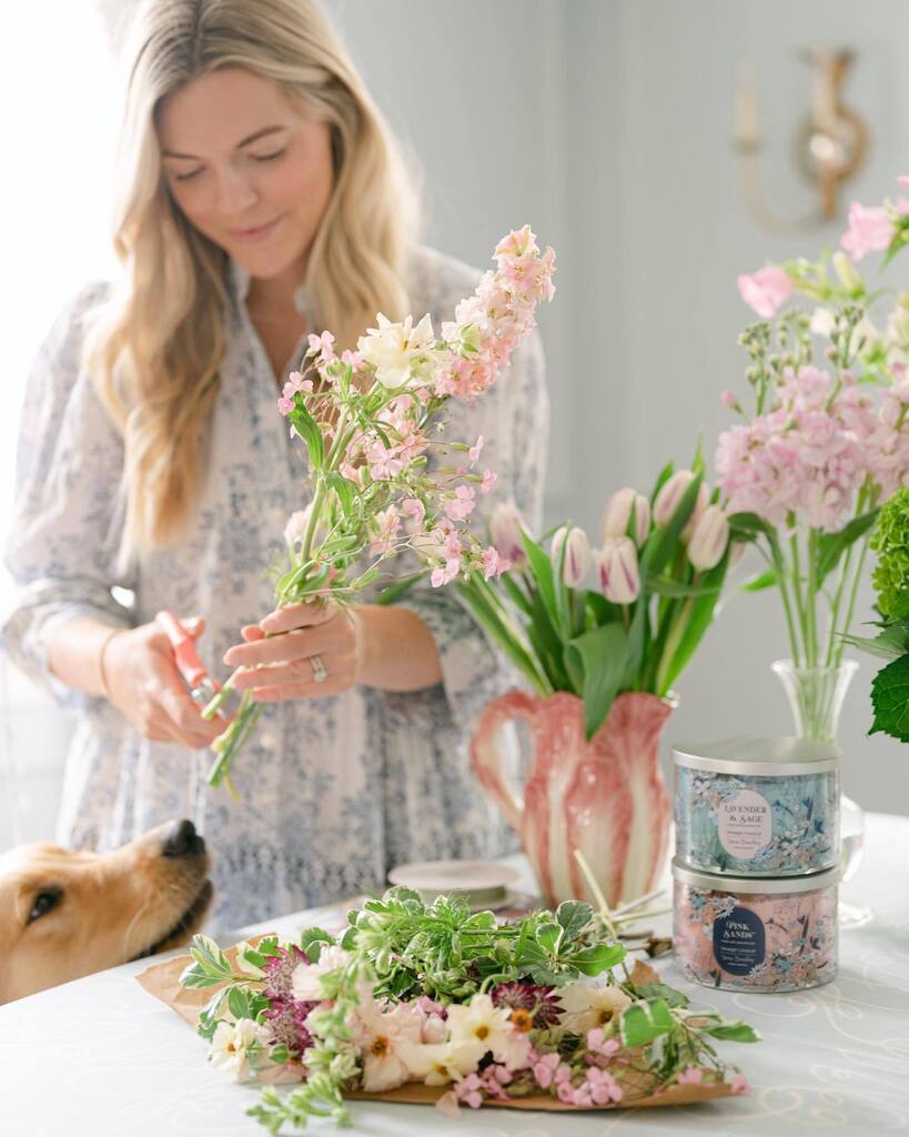 COLORbyK's tweet photo. florals + fragrance 🌸 two things I know every mom would appreciate this Mother’s Day! #ad In celebration of the limited-edition collection created by @yankeecandle and @verabradley, I'm wrapping I’m wrapping up a couple of my favorites to gift to my … https://t.co/oYHTXfd6Re https://t.co/mcJv8DLlbB