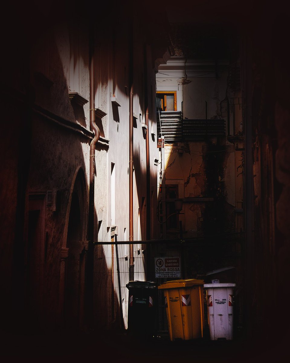 L'Aquila. Italy.
#chiaroscuro #photography #ascolipiceno #PhotographyIsArt