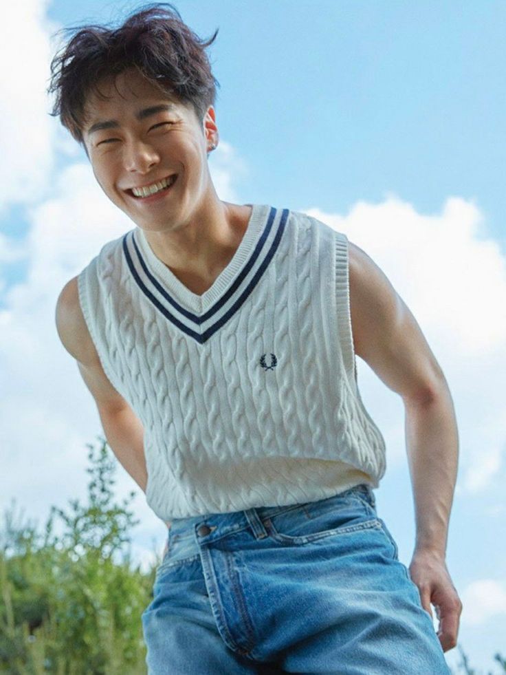 misyyy_'s tweet photo. Realmente me duele que Aroha tenga que despedir a su rayito de luna:(
Tu linda sonrisa me conmovio por años, te agradecemos por tu talento y esfuerzo en Astro 
Siempre te amaremos Moonbin<3
Descansa en paz 🩶🩶
#MOONBIN https://t.co/txiyTHvSCF