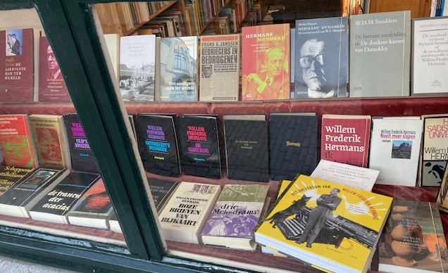 René Hesselink (@hesselinkrene) on Twitter photo Het universum van Willem Frederik Hermans is te koop bij <a href="/Hinderickx/">René Hesselink</a> & Winderickx, waar de etalage weer eens vol ligt met WFH. Het universum van Willem Frederik Hermans is te koop bij <a href="/Hinderickx/">René Hesselink</a> & Winderickx, waar de etalage weer eens vol ligt met WFH.