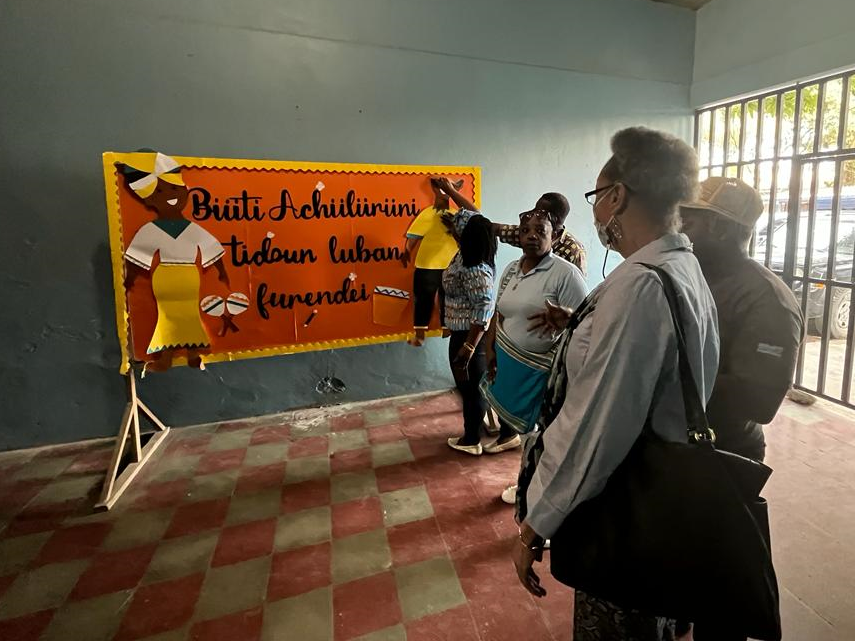 CIRDI_2024's tweet photo. En el segundo día de las capacitaciones a personas afrodescendientes de #Honduras🇭🇳, la pdta. de la @CIDH, Margarette May Macaulay, estuvo en una escuela de la comunidad garífuna de Travesías en la ciudad de Puerto Cortés. Allí constató las malas condiciones del centro educativo. https://t.co/PEtlxbbK7S